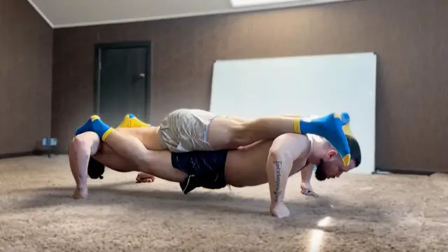 'Video thumbnail for Ukrainian strongmen break tandem push ups world record'