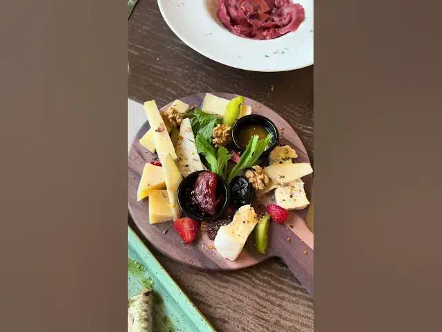 'Video thumbnail for Borghetto sul Mincio: una cena con formaggi misti, ravioli tipici e crostini di mare con polenta 🔝'