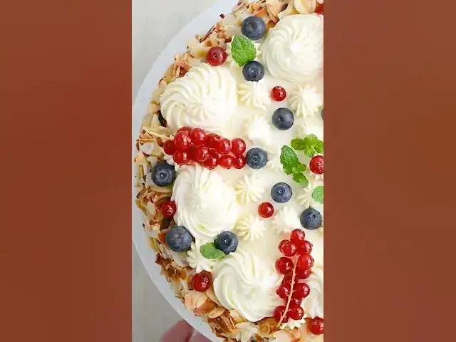 'Video thumbnail for Tort cu cremă de lămâie și fructe de pădure #bucatearomate #retetesimple #tort'