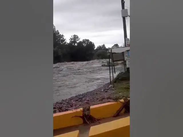 'Video thumbnail for Impresionante creciente: El Río San José pasó por arriba del puente en San Clemente'