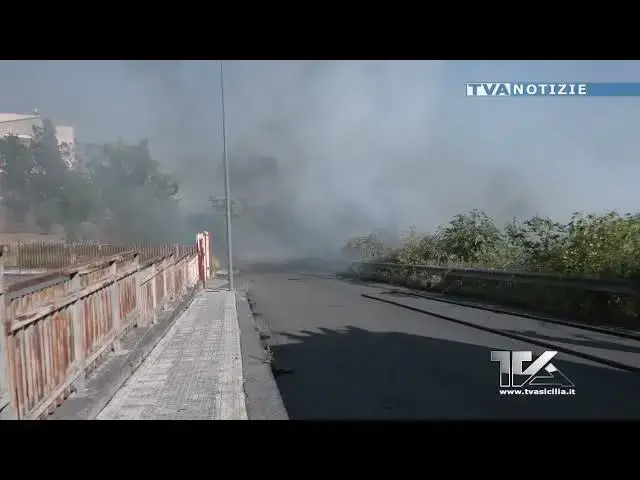 'Video thumbnail for Adrano. Vasto incendio a Capici. In fiamme sterpaglie e rifiuti'