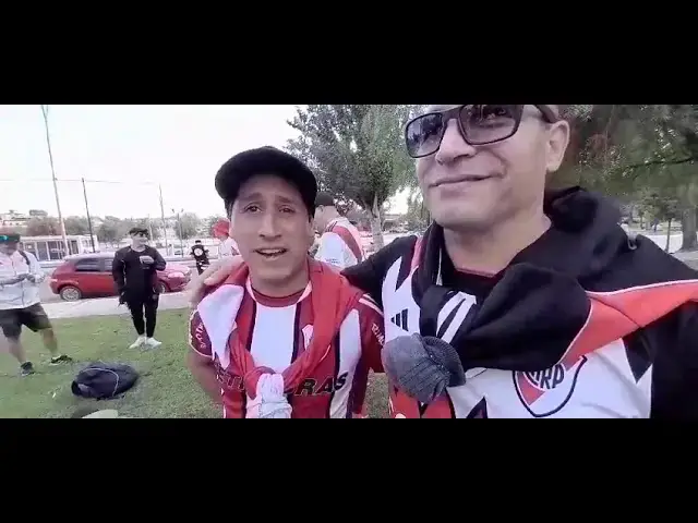 'Video thumbnail for Carlos Paz: Los hinchas de River se reúnen en la plaza del Avión antes de ir al Kempes'