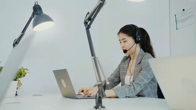 'Video thumbnail for Upgrade Customer Service: Embrace FREE, Trainable Chatbots for Optimal Efficiency'