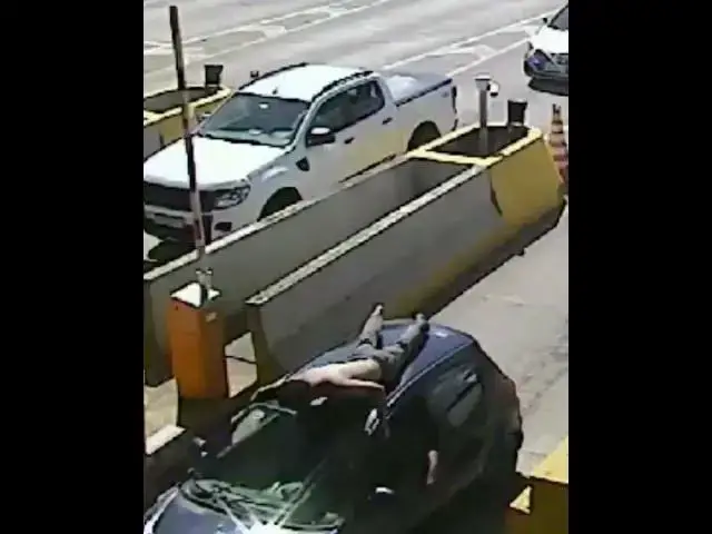 'Video thumbnail for Homem bêbado é flagrado 'viajando' deitado no teto de carro a 100 km/h na BR-153'