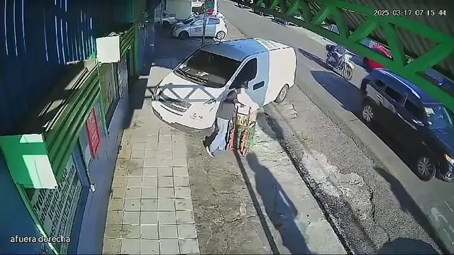 'Video thumbnail for Cámara captó momento en que sicarios acaban con conductor en supermercado de Heredia'