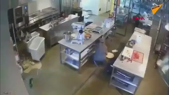 'Video thumbnail for Earthquake in Turkey - camera footage in a hotel'