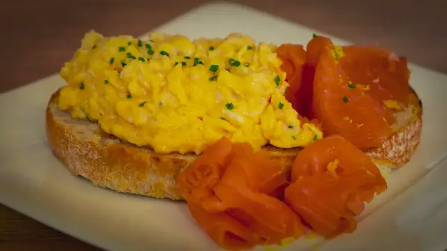 'Video thumbnail for Como hacer Huevos Revueltos con Salmon Ahumado'
