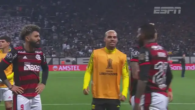 'Video thumbnail for Vidal faz jogadores jogarem camisas a torcedores do Flamengo'