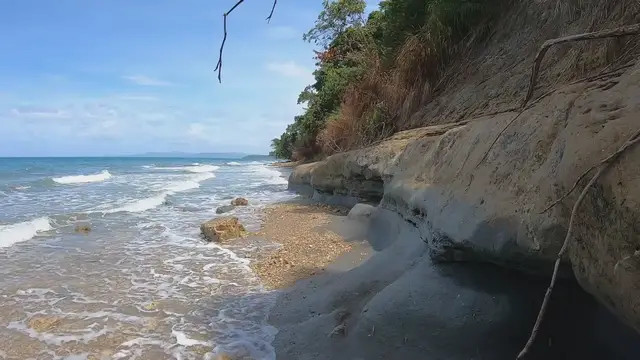 'Video thumbnail for Tropical Country - Waves Crashing on the Shore'