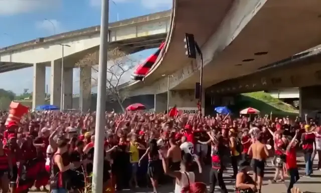 'Video thumbnail for Torcida faz festa no Galeão em embarque do Flamengo rumo a final da Libertadores'