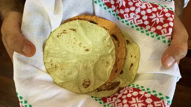 'Video thumbnail for Tortillas de maíz con nopales y con chile Guajillo'
