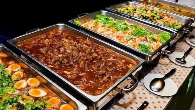 'Video thumbnail for What You Should Really Know Before Eating At A Buffet'