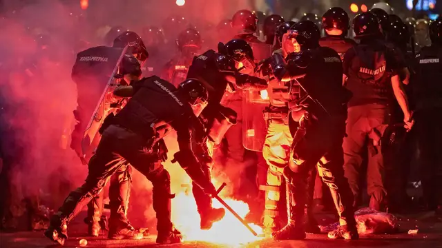 'Video thumbnail for Serbian police arrest dozens in clashes with antigovernment protesters'