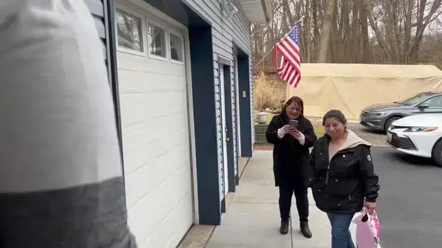 'Video thumbnail for Después de 35 años, una mujer adoptada en Estados Unidos en medio de la guerra conoce a su madre biológica'