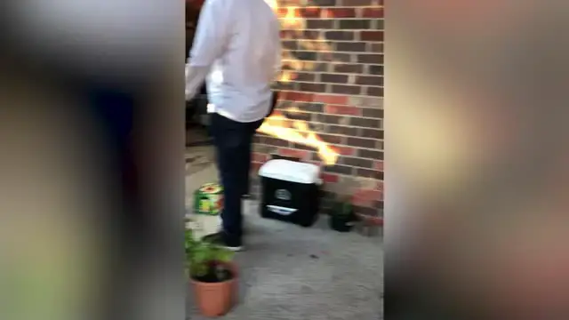'Video thumbnail for Hermanos Lloran En Los Hombros Del Otro Tras Reunirse Después De 18 Años Separados'
