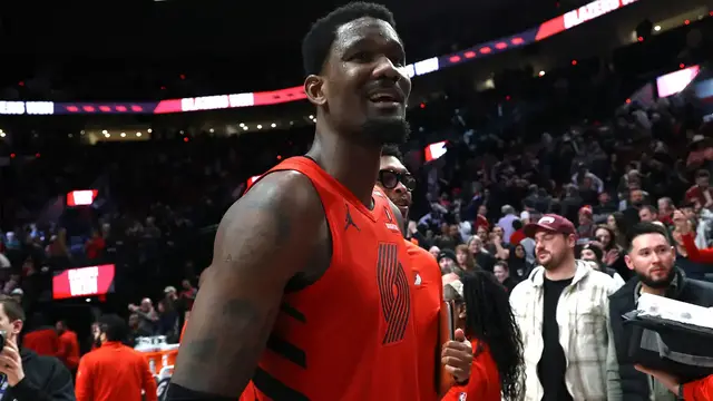 'Video thumbnail for Will Deandre Ayton Help or Hurt the Lakers This Season?'