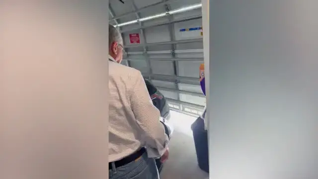 'Video thumbnail for Hijos Muestran Aprecio Por Su Papá Regalándole Una Camioneta Que Tanto Necesitaba '