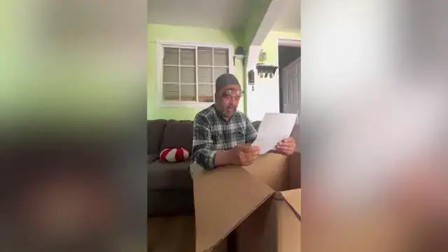 'Video thumbnail for Un Abuelo Rompe A Llorar Cuando Le Sorprenden Con Un Viaje De Ensueño A Disneylandia'