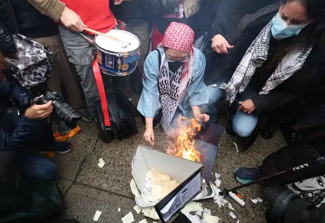 'Video thumbnail for Pro-Palestinian Columbia alumni torch diplomas'