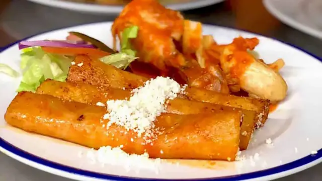 'Video thumbnail for Así se hacen las enchiladas de cenaduría'
