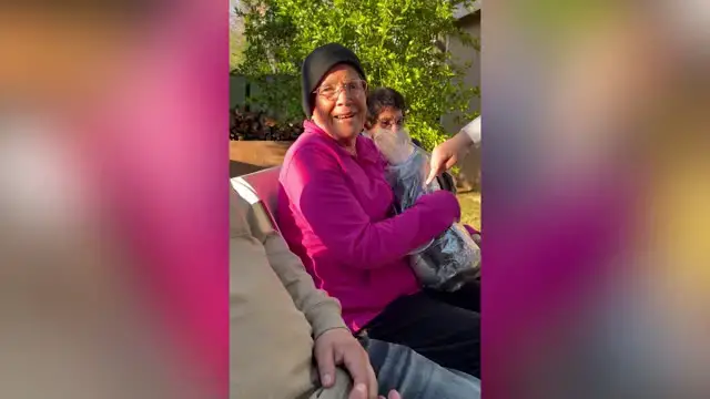 'Video thumbnail for Abuelita Recibe Un Osito De Peluche En Recuerdo De Su Difunto Marido '