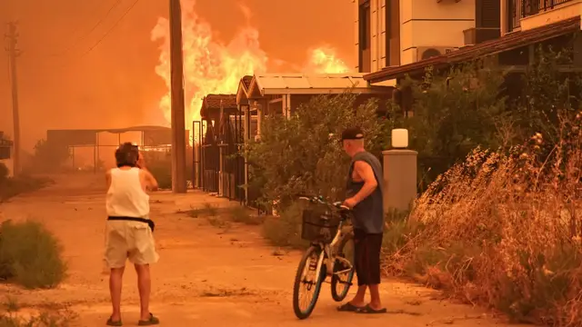 'Video thumbnail for Wildfires threaten popular tourist towns near Turkiye's Izmir, forcing mass evacuations'