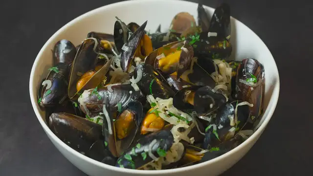 'Video thumbnail for Como hacer Mejillones al Vapor con Vino Blanco y Nata'