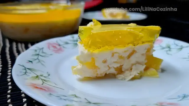 'Video thumbnail for O melhor (e mais fácil) doce de abacaxi com gelatina e creme de leite! 🍍😋'