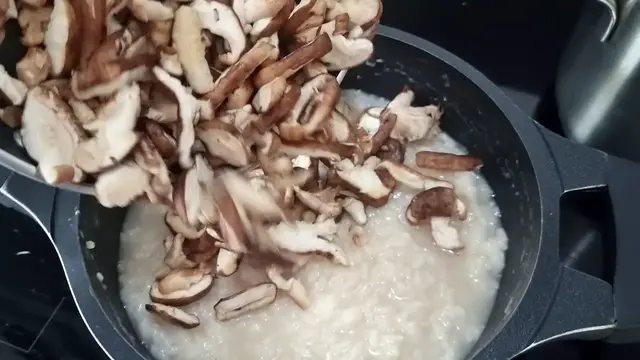 'Video thumbnail for RISOTO DE SHITAKE: receita com passo a passo (parmesão e cogumelo... hummm)'