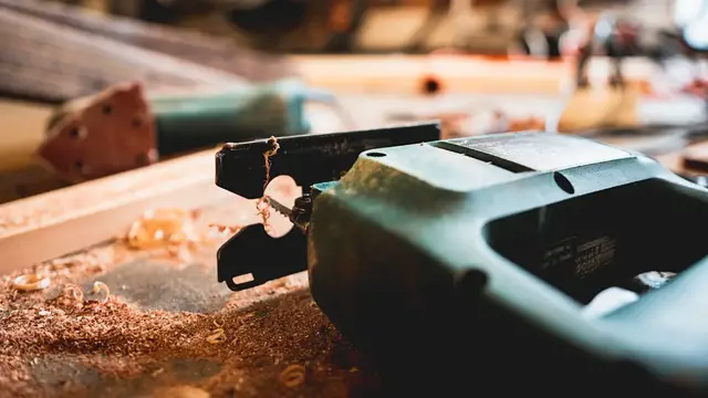 'Video thumbnail for What Is A Reverse Cut Jigsaw Blade?'