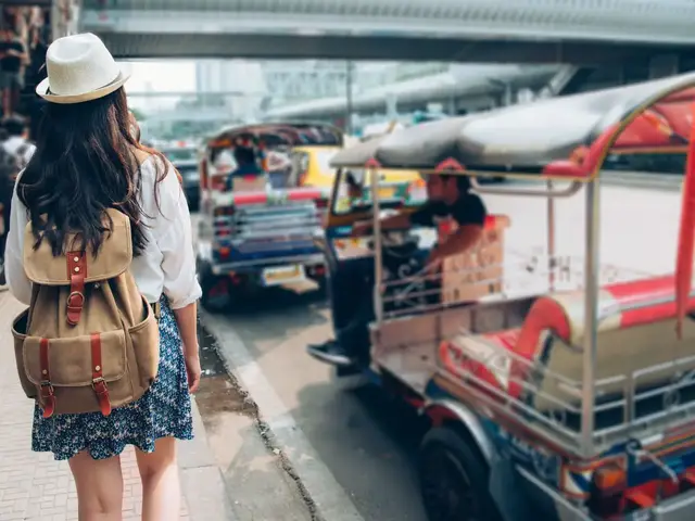 'Video thumbnail for How much does it cost to travel in Thailand?'