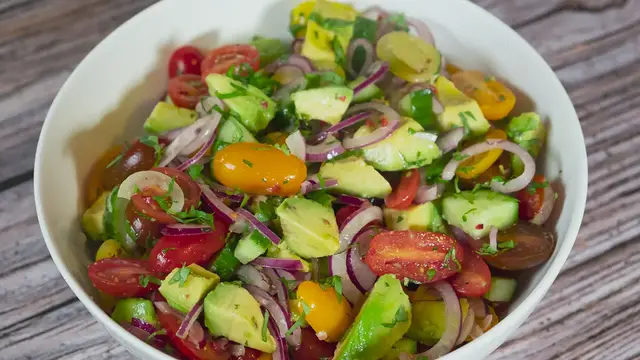 'Video thumbnail for Como hacer una Ensalada de Aguacate y Tomate'