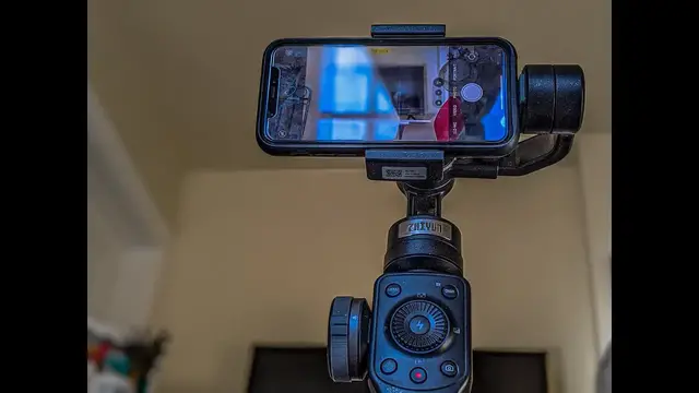 'Video thumbnail for Smartphone Gimbal Stabilizers - Zhiyun Smooth 4'