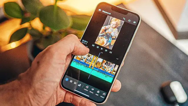 'Video thumbnail for La manera MÁS FÁCIL de editar videos en tu teléfono móvil?iPhone + Android'