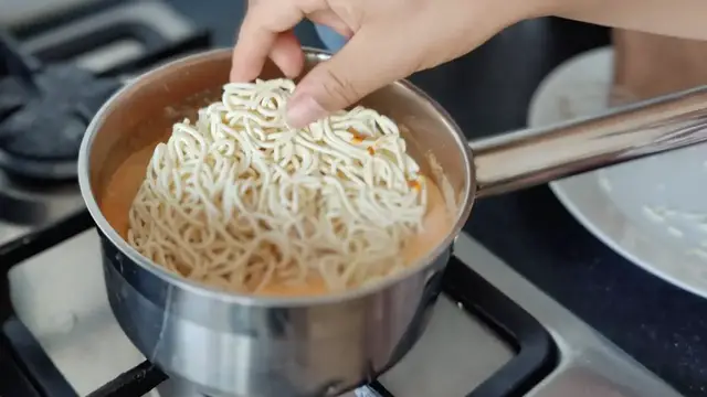 'Video thumbnail for Prima Taste Laksa La Mian Review: Reminds me of Singapore'