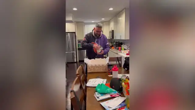 'Video thumbnail for Padrastro Llora Cuando Hijastro De 25 Años Cambia Apellido Por El Suyo'