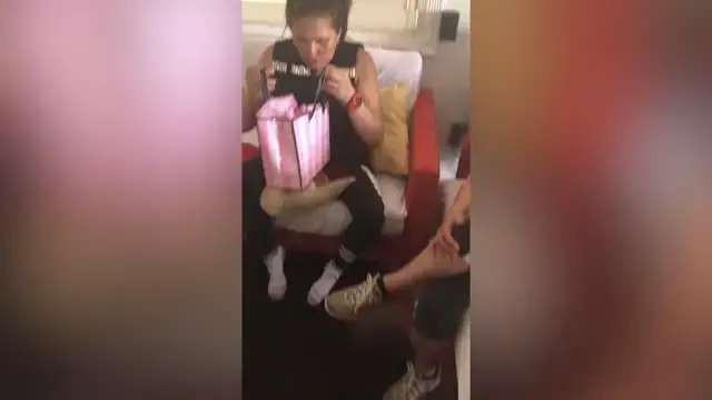 'Video thumbnail for Padres Reaccionan A La Noticia Que Sus Hijas Van A Tener Gemelos'