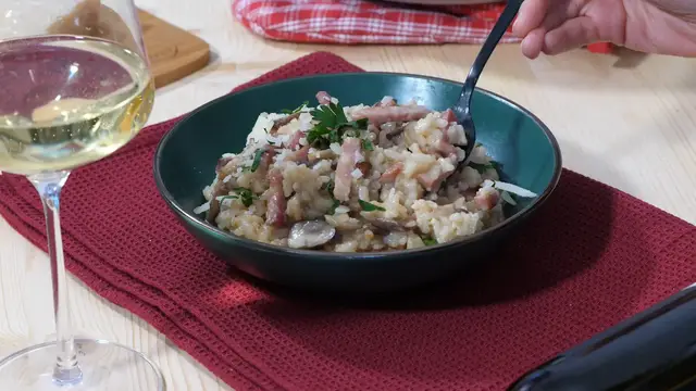 'Video thumbnail for Delicious risotto recipe with bacon and mushrooms'