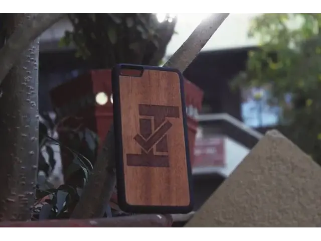 'Video thumbnail for Custom TrueTech Mahogany Wood Case for iPhone 6S/6S Plus by Carved'