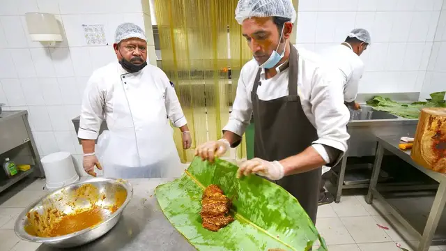 'Video thumbnail for Cooking OMANI LAMB Underground!! Traditional SHUWA at Rozna Restaurant in Muscat, Oman!!'