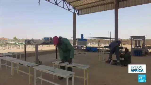'Video thumbnail for Niger: Transforming plastic waste into school benches'