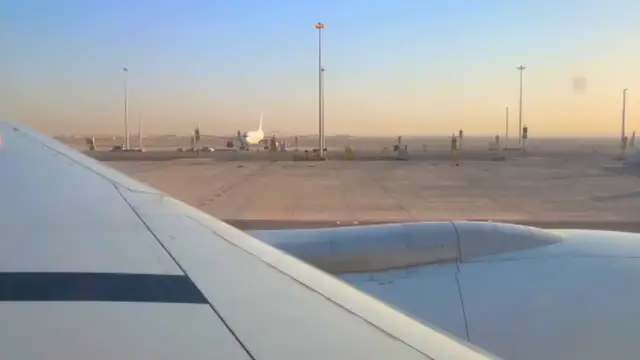 'Video thumbnail for Saudi Airlines Boeing 777-368(ER) Push back | GE90 Engines Startup 🔊🔊'