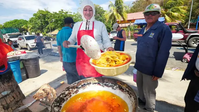 'Video thumbnail for Epic NICARAGUAN STREET FOOD & Seafood Tour of San Juan del Sur, Nicaragua!!'