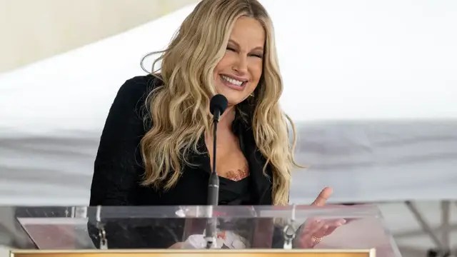 'Video thumbnail for Jennifer Coolidge's advice to grads: Believe your "insane expectations"'