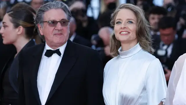 'Video thumbnail for Jodie Foster walks Cannes carpet for French murder-mystery ‘Vie privée’'