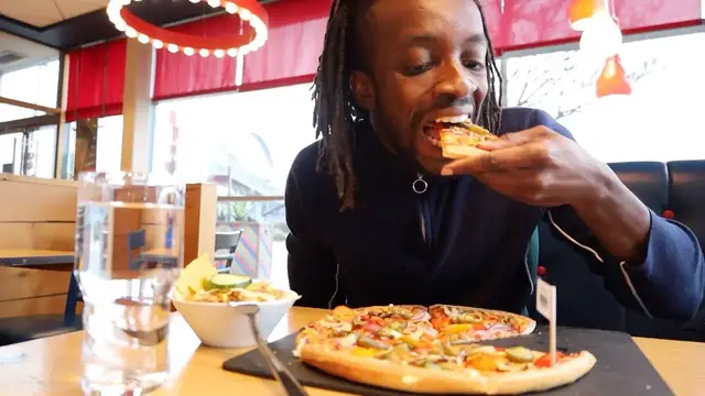 'Video thumbnail for I Ate From 1000 Free Pizza In London'