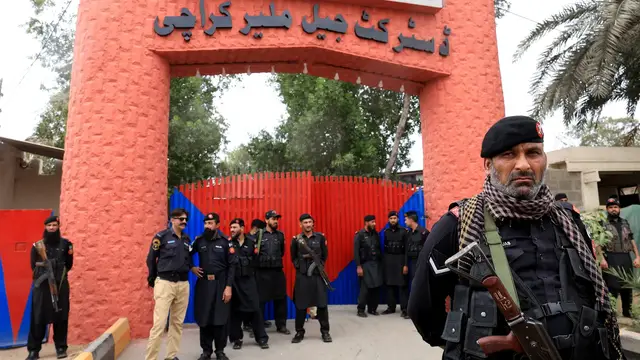 'Video thumbnail for Over 200 inmates escape Pakistani prison after earthquake'