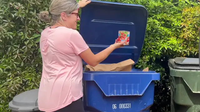 'Video thumbnail for Tie a rope around 2 Ziploc bags for this GENIUS outdoor hack!'