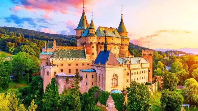 'Video thumbnail for 10 Massive Mansions You Won’t Believe Exist in America'
