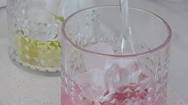 'Video thumbnail for Caipiroska de morango e refrigerante '